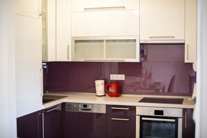 Kühlschrank, Mikrowelle, Ofen, Herdplatte