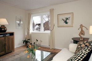 Fernseher, DVD-Player, Bücher, Stereoanlage