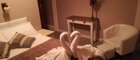 16 habitaciones, escritorio y tabla de planchar con plancha