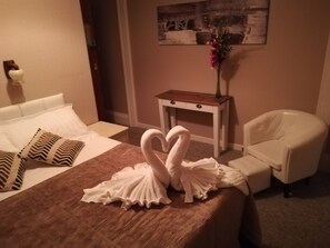 16 عدّة غرف نوم ومكتب ومكواة/لوح كي وملاءات أسرّة