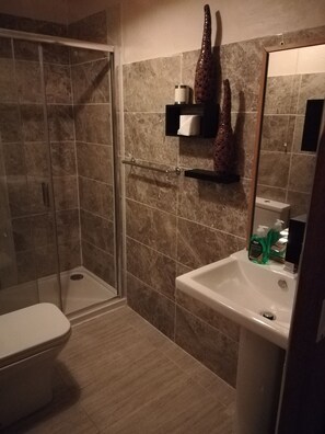 تجهيزات دش، مجففات شعر، مناشف، صابون