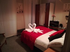 16 slaapkamers, een bureau, een strijkplank/strijkijzer, beddengoed