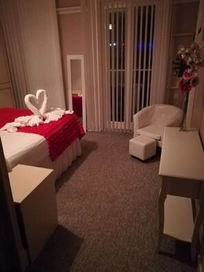 16 عدّة غرف نوم ومكتب ومكواة/لوح كي وملاءات أسرّة