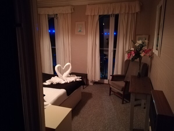 16 عدّة غرف نوم ومكتب ومكواة/لوح كي وملاءات أسرّة