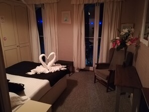 16 Schlafzimmer, Schreibtisch, Bügeleisen/Bügelbrett, Bettwäsche