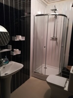 Een douche, een haardroger, handdoeken, zeep