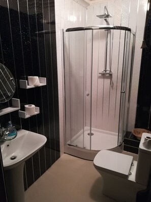 تجهيزات دش، مجففات شعر، مناشف، صابون