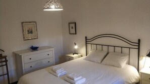 1 chambre, fer et planche à repasser, accès Internet, draps fournis