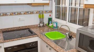 Kühlschrank, Mikrowelle, Ofen, Wasserkocher mit Kaffee-/Teezubehör