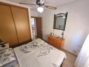 2 bedrooms, iron/ironing board, travel cot, free WiFi