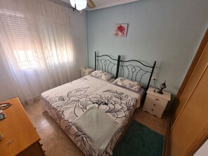 3 bedrooms, iron/ironing board, bed sheets, wheelchair access