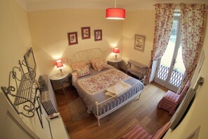 2 bedrooms, iron/ironing board, Internet, bed sheets