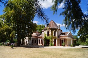 Exterior - Bed and Breakfast with swimming pool in the heart of a park (Uzeste)