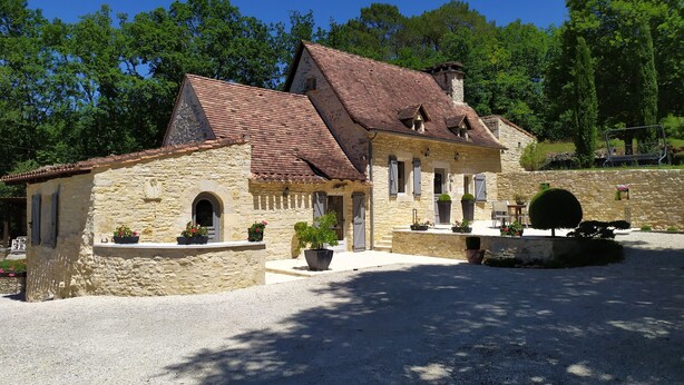 A stone building with a tiled roof, a gravel driveway, and potted plants. - House / Villa - PONTCIRQ (Pontcirq)