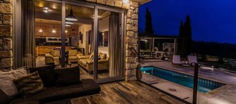 プライベートプールとコーラルベイの海岸線の見事な景色を望む人里離れたヴィラ