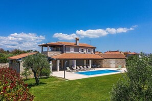 A two-story house with a swimming pool, surrounded by greenery and a clear sky. - Villa Meli in Vodnjan (Vodnjan)