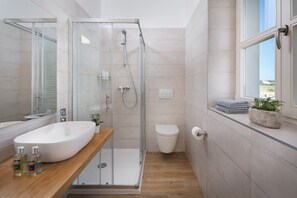 Badewanne, Haartrockner, HandtĂŒcher