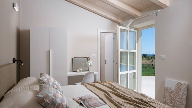 A bedroom with a bed, a desk, and a large window. - Villa Meli in Vodnjan (Vodnjan)