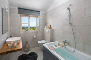 Bathtub, hair dryer, towels - Villa Meli in Vodnjan (Vodnjan)