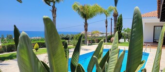 Villa med privat basseng og havutsikt