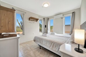 2 habitaciones, caja de seguridad en la habitación y escritorio 