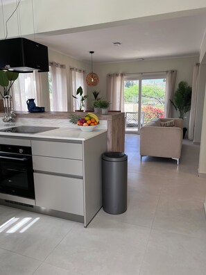 ثلاجة، ميكروويف، فرن، موقد طهي مسطح