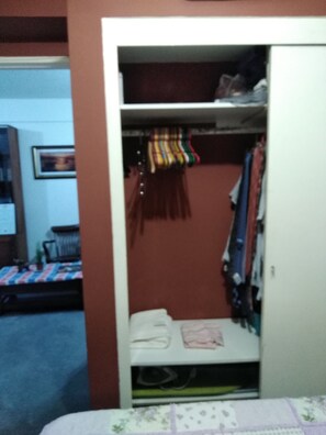 1 habitación, escritorio, tabla de planchar con plancha y wifi 