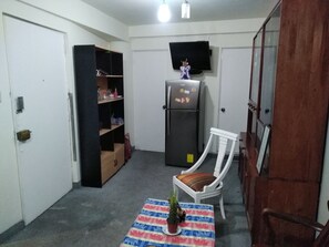 1 habitación, escritorio, tabla de planchar con plancha y wifi 