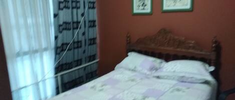 1 habitación, escritorio, tabla de planchar con plancha y wifi