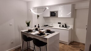 Kühlschrank, Mikrowelle, Ofen, Wasserkocher mit Kaffee-/Teezubehör