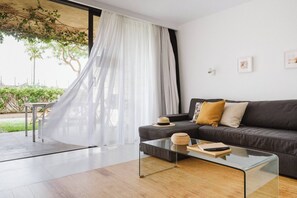 TV - Hot pool, sea, wifi pro, gas BBQ, garden, 02  (San Miguel)