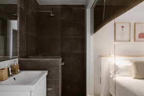 Bruser, hårtørrer, håndklæder