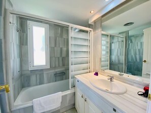 Shower, hair dryer, towels - Duplex 3 Bedroom, Top floor F-3 (Marbella)