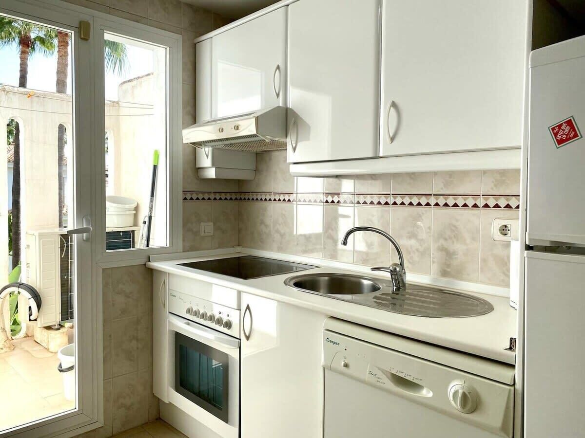 Coffee/tea maker, fridge, microwave, oven