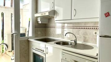 Coffee/tea maker, fridge, microwave, oven