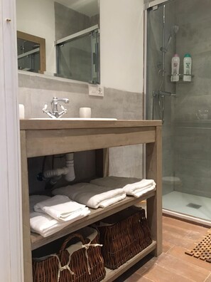 Een haardroger, handdoeken, zeep, shampoo