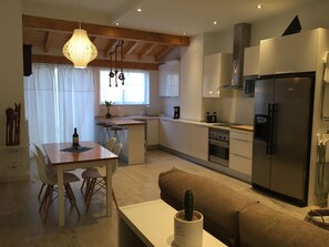 Fridge, microwave, oven, stovetop - LOFT in La Petxina area near the center very well located. (València)