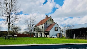 Una piscina al aire libre, una piscina climatizada