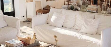 TV connectée, cheminée, jeux vidéo, table de tennis de table