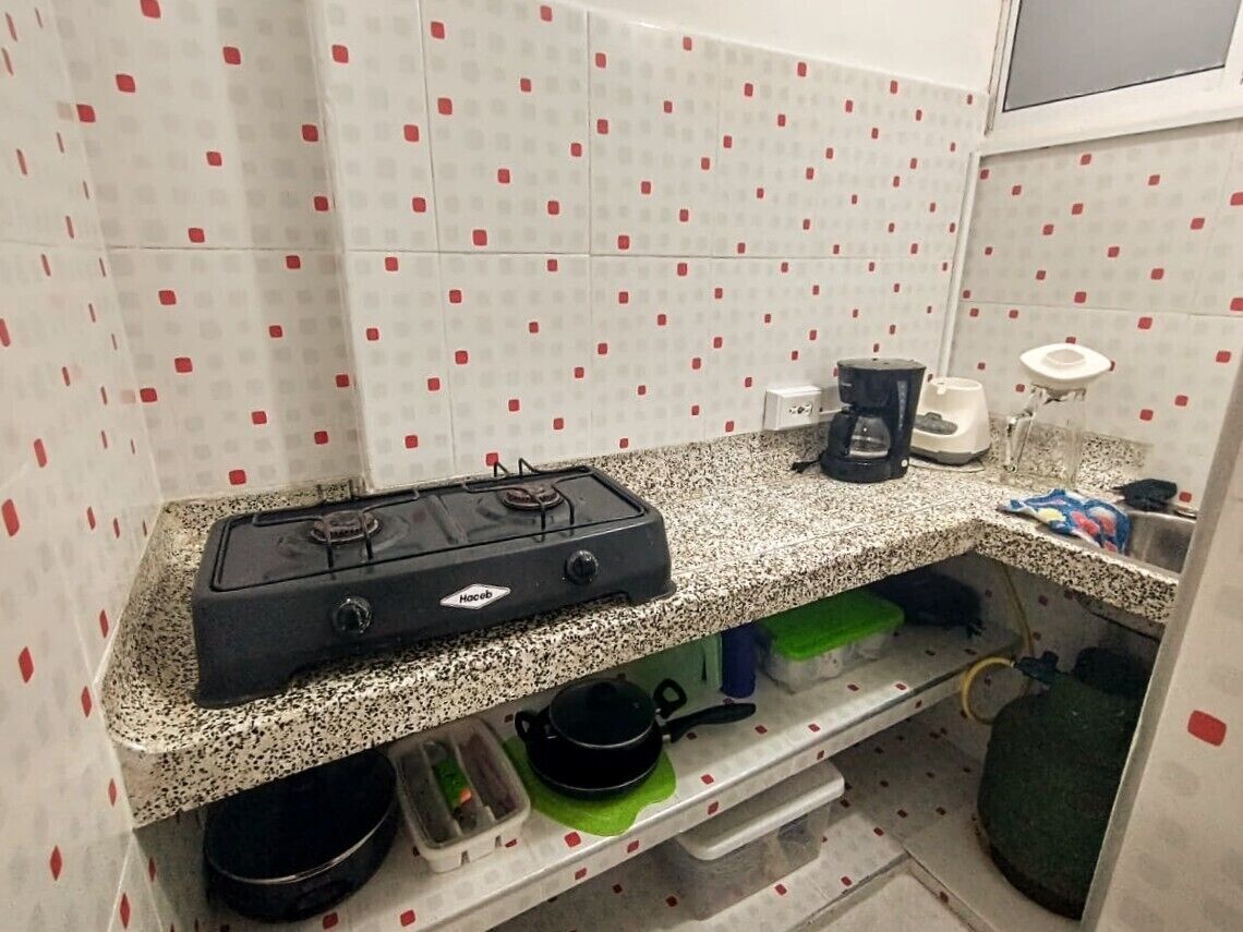 Cafetera y tetera y utensilios de cocina 