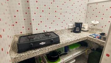 Cafetera i tetera i utensilis de cuina, vaixella i coberteria