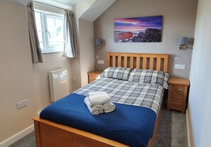 2 bedrooms, iron/ironing board, internet, bed sheets