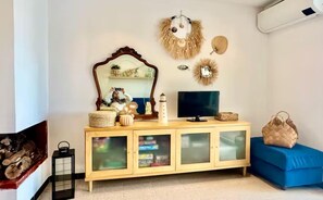 テレビ、DVD プレーヤー、ステレオ