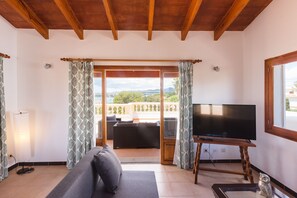 Fernseher, Tischtennisplatte, BĂŒcher, Stereoanlage