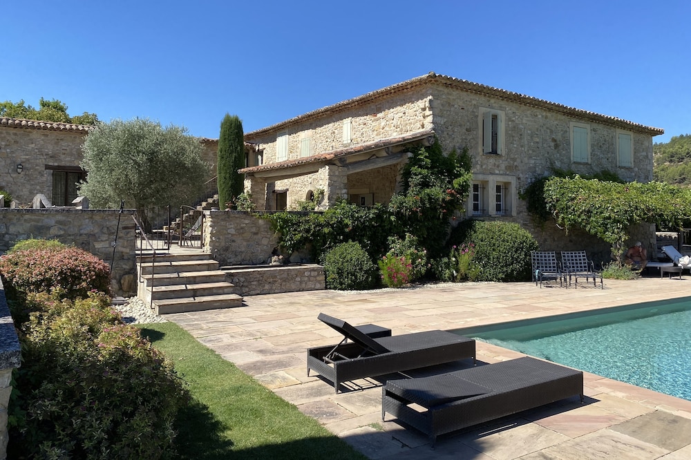 Provence Céreste in Luberon, 18th century sheepfold, between Apt and Manosque, on 47 ha