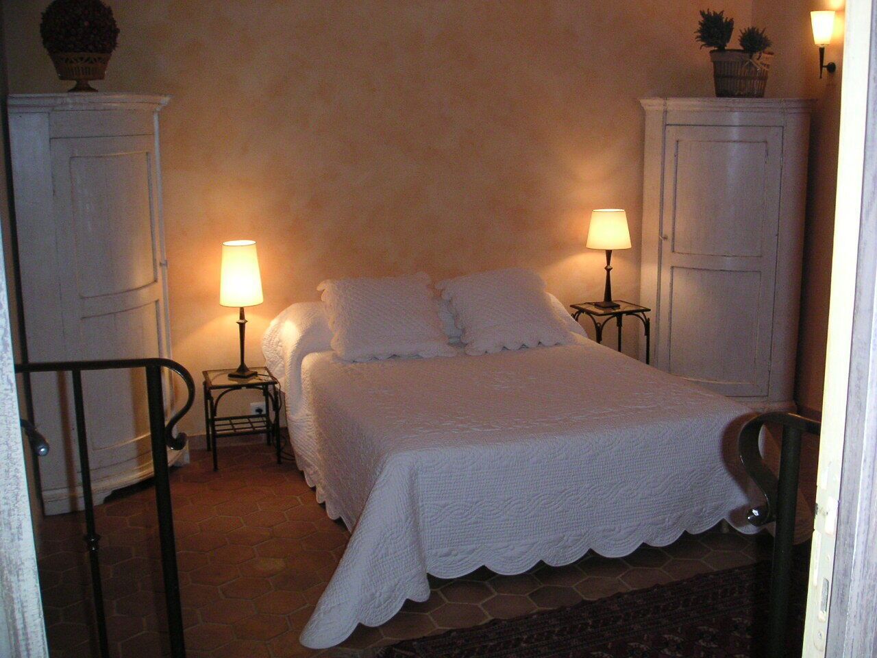 Provence Céreste in Luberon, 18th century sheepfold, between Apt and Manosque, on 47 ha