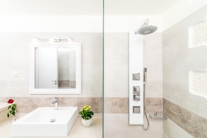 Shower, hair dryer, towels, toilet paper - Villa Eleana in Pitsidia Crete (Pitsidia)