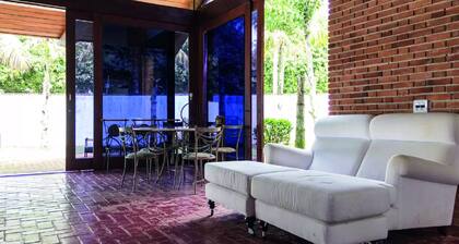 Beach house next to the Jequitimar Hotel 200m from Pernambuco Beach