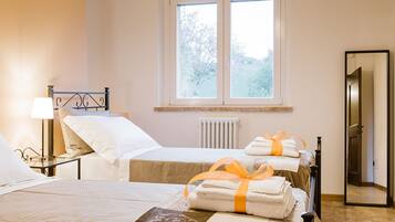 2 chambres, coffres-forts dans les chambres, fer et planche Ă repasser