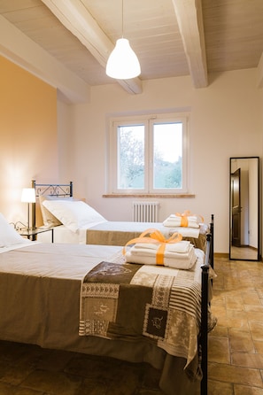 2 chambres, coffres-forts dans les chambres, fer et planche Ă repasser